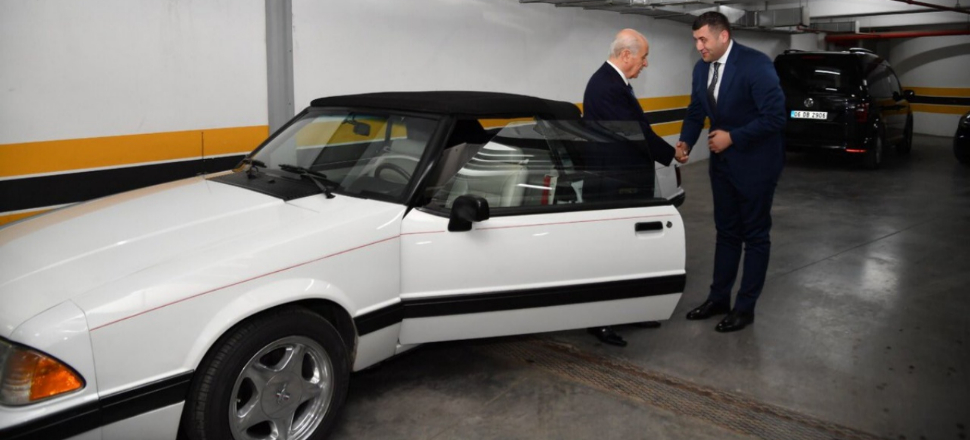 Bahçeli BJK plakalı otomobilini hediye etti!