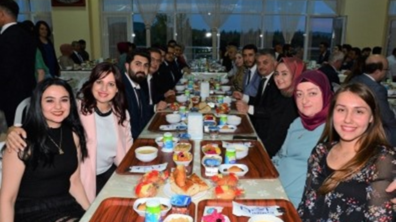 Balıkesir'de Vali  Ersin Yazıcı, öğrencilerle iftar yaptı