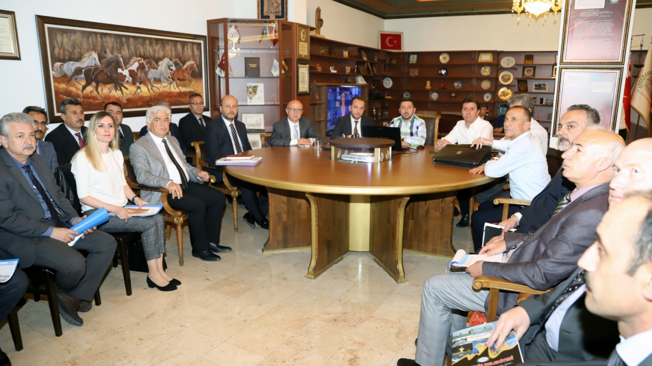 Nevşehir'de Belediye Başkanı Rasim Arı, birim müdürleri ile projeleri değerlendirdi