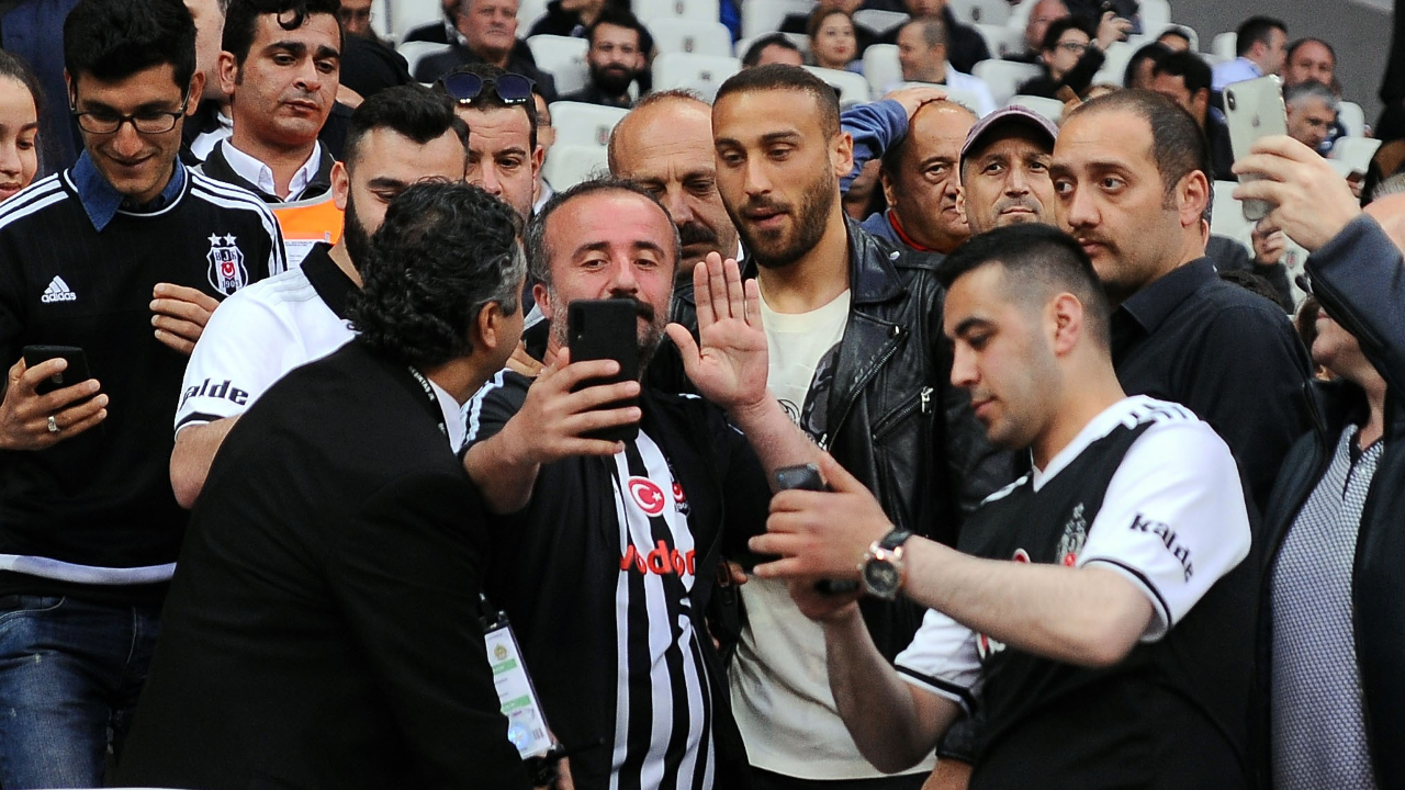Cenk Tosun tribünde, oğlu sahada!