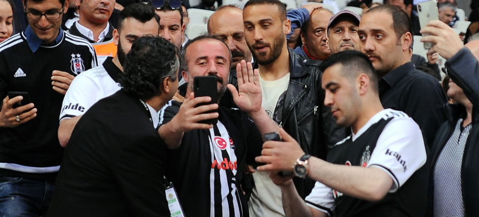 Cenk Tosun tribünde, oğlu sahada!