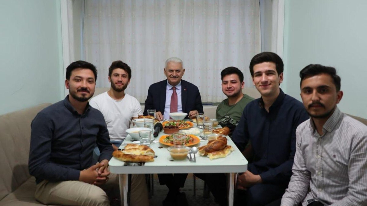 Binali Yıldırım öğrencilerin davetini kırmadı...