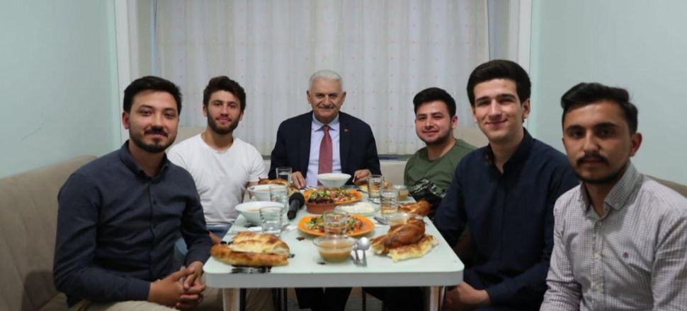 Binali Yıldırım öğrencilerin davetini kırmadı...