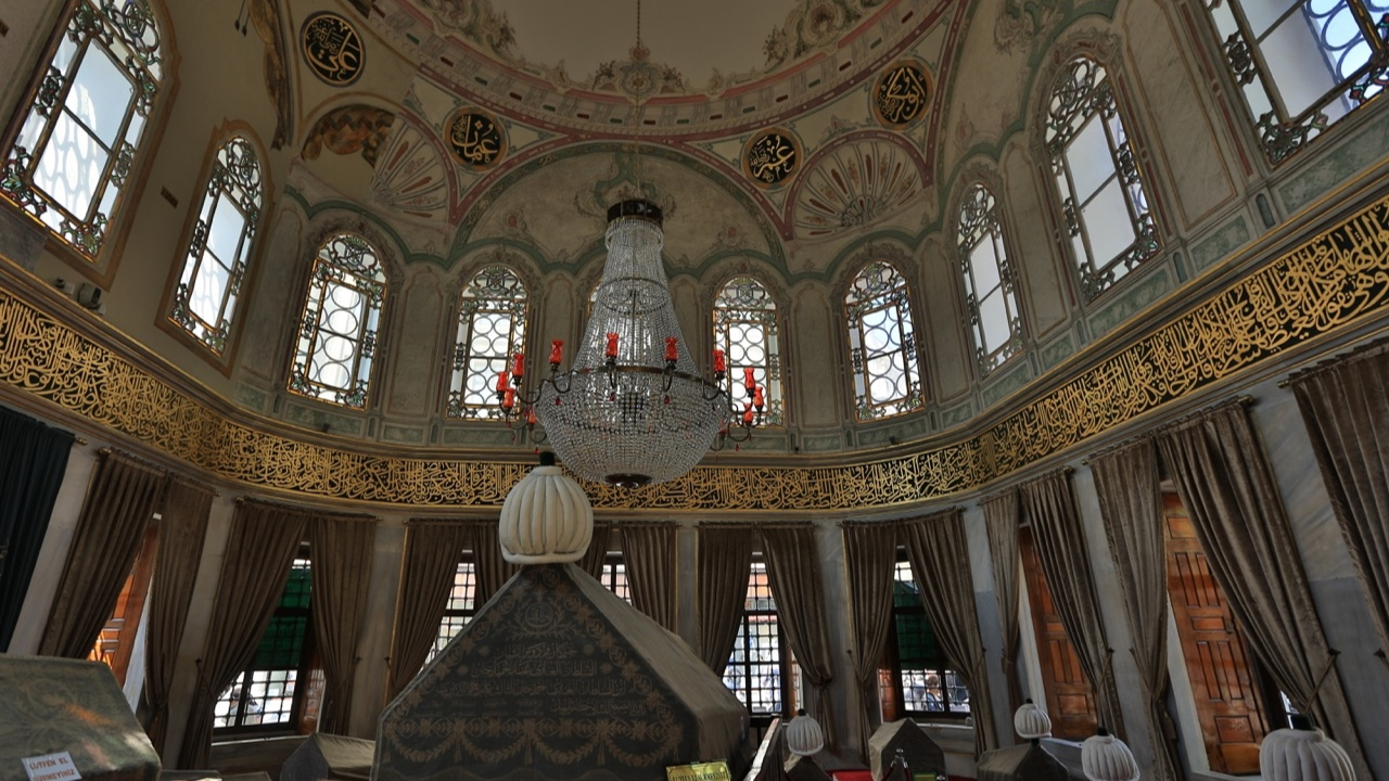 Türbeye girip kutsal emanetlere hakaret ettiler!