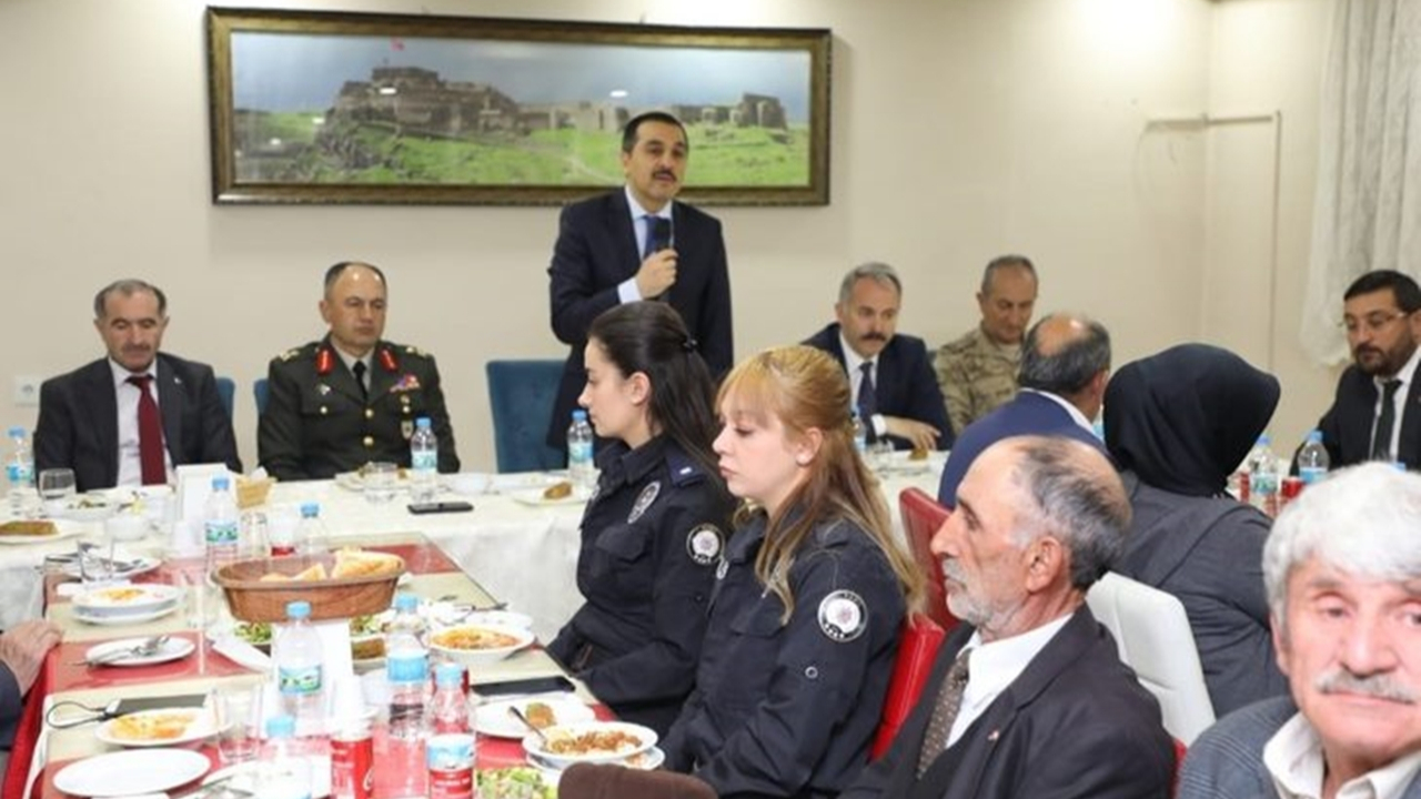 Kars'ta Vali Türker Öksüz, şehit yakınları ve gaziler ile iftarda buluştu