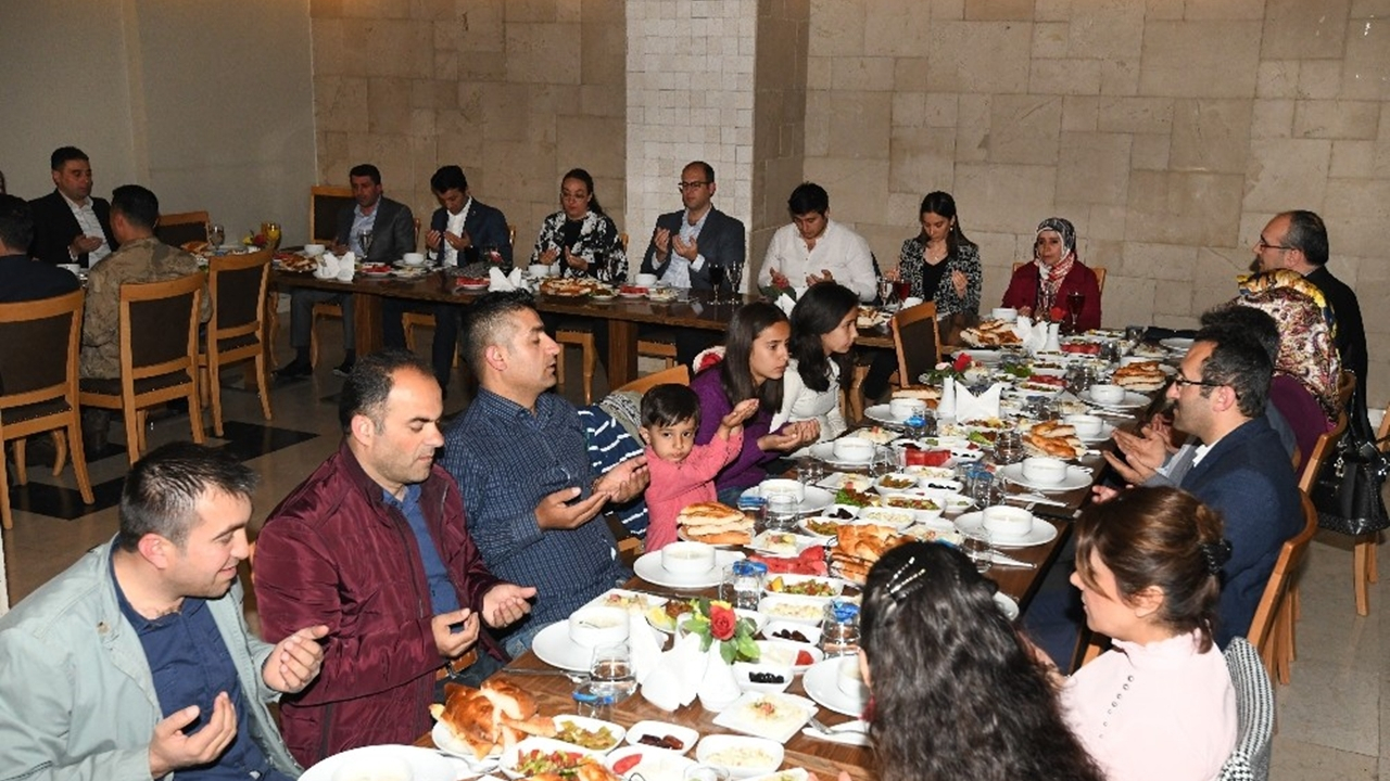 Van'da Kaymakam Hamza Türkmen’den kurum amirlerine iftar yemeği