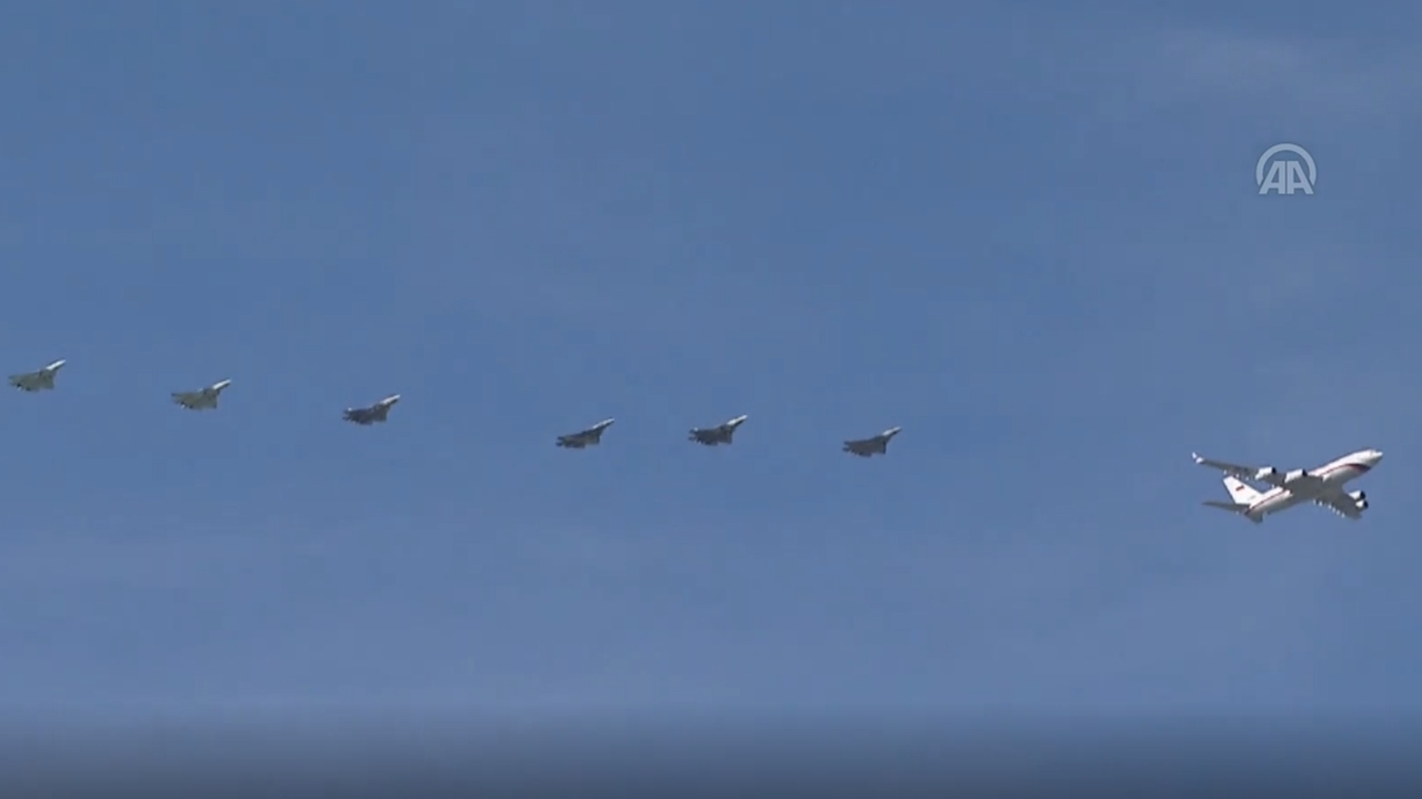 Uçağına SU-57'ler eşlik etti...