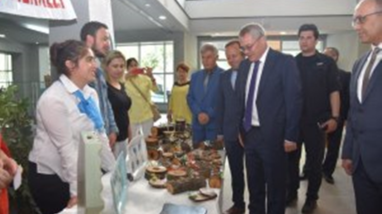 Manisa'da Vali Ahmet Deniz, engelli bireylerin el emeklerine hayran kaldı