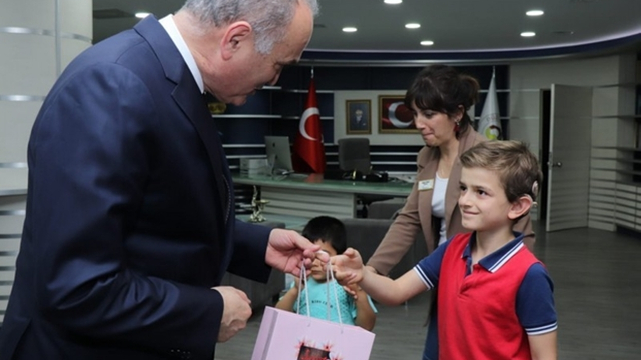 Düzce'de Başkan Faruk Özlü’ye özel çocuklardan ziyaret