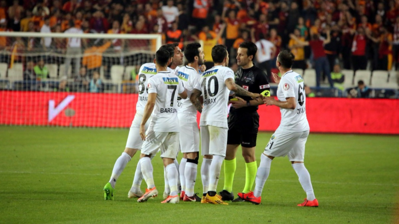 Akhisarspor madalya seremonisine çıkmadı!