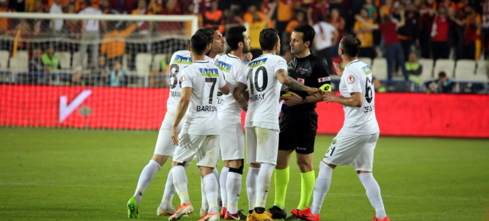 Akhisarspor madalya seremonisine çıkmadı!