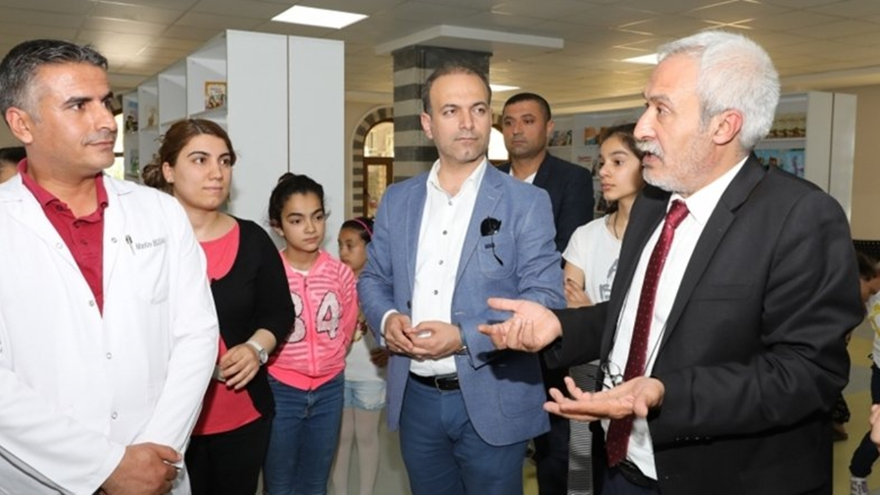 Diyarbakır'da Adnan Selçuk Mızraklı, Bilgi Evi’ni ziyaret etti
