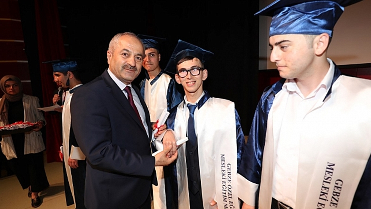 Kocaeli'de Özel çocuklara diplomalarını Başkan Zinnur Büyükgöz verdi