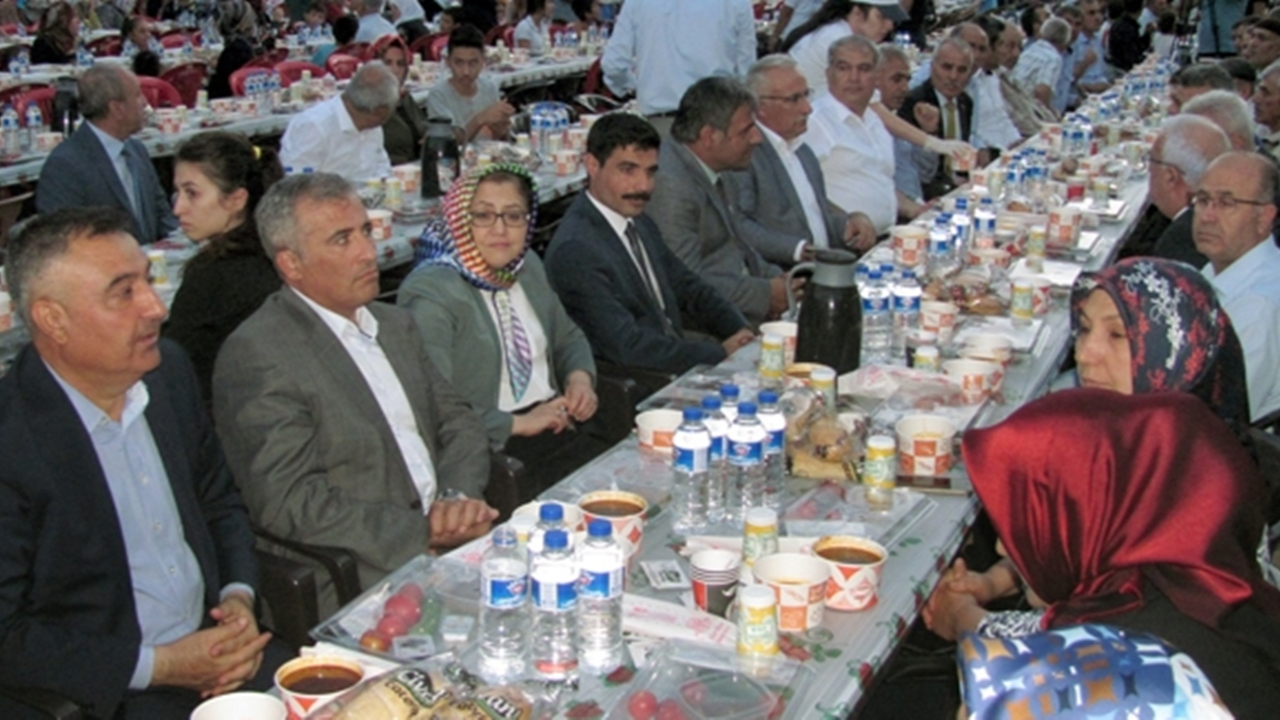 Gaziantep'te Fatma Şahin, iftarda Arabanlılarla bir araya geldi