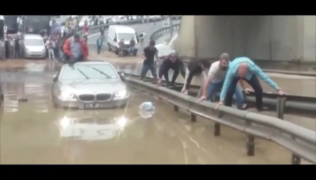 Otogara timsah yürüyüşü yaparak giden İstanbullular...
