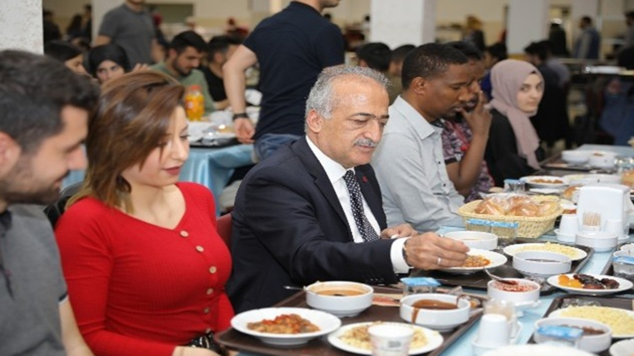 Erzurum'da Rektör Ömer Çomaklı öğrencilerle iftar sofrasına buluştu