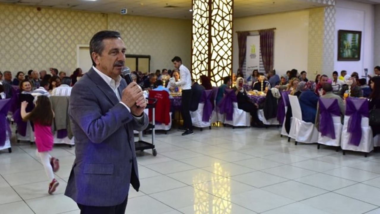 Eskişehir'de Başkan Ahmet Ataç, engelli dernekleri iftar yemeğine katıldı