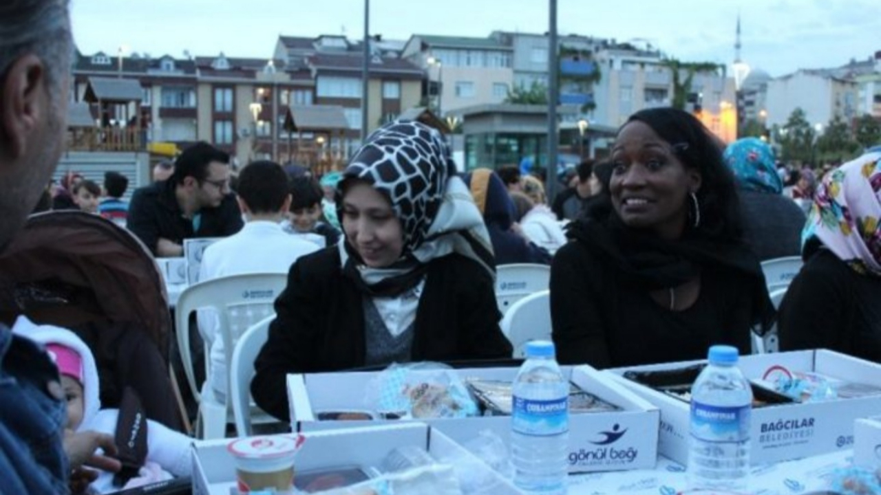 ABD'li şarkıcı Bağcılar'da oruç açtı!