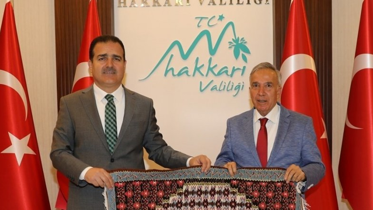 Hakkari'de gazeteci Yavuz Donat’tan Vali İdris Akbıyık’a ziyaret