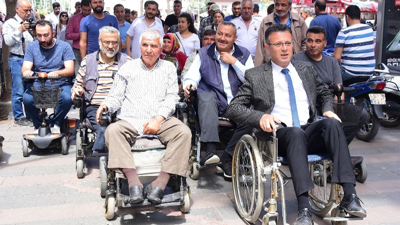 Manisa'da Başkan Ahmet Öküzcüoğlu tekerlekli sandalyede