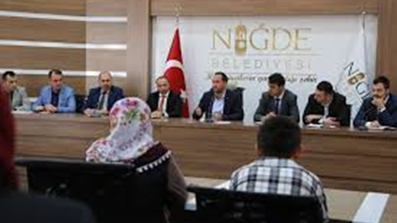 Niğde Belediye Başkanı Emrah Özdemir, halk gününde vatandaşlarla buluştu