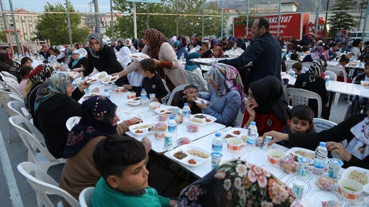 Antalya'da Başkan Osman Güder iftarını vatandaşlarla birlikte açtı