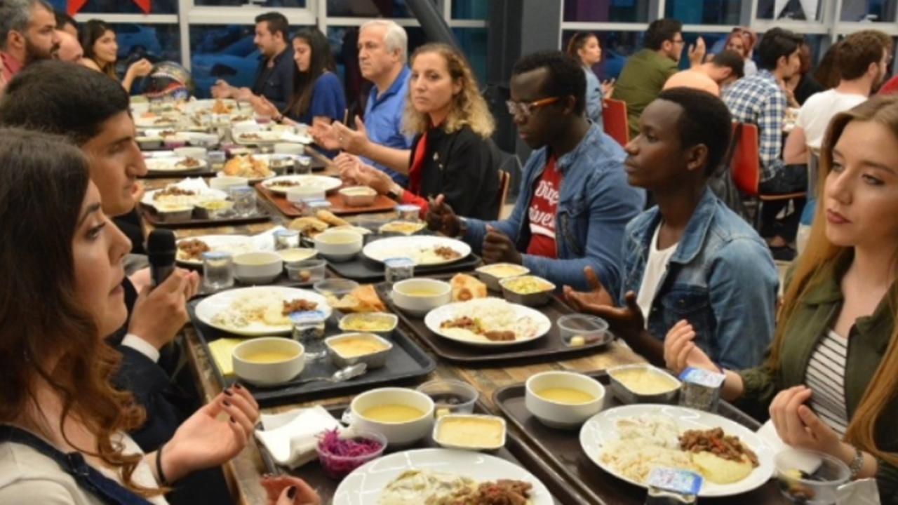 Düzce'de Rektör iftar yemeğinde öğrencilerle buluştu