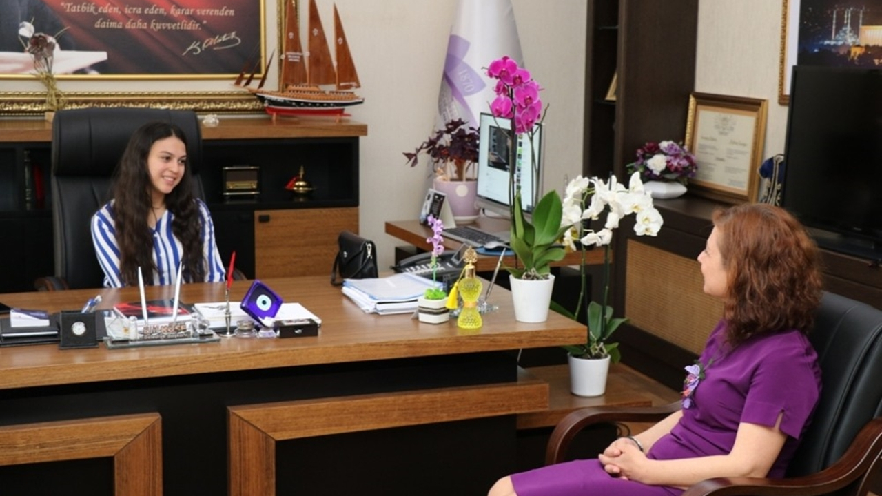 Karabük'te Başkan Elif Köse, koltuğu lise öğrencisine devretti