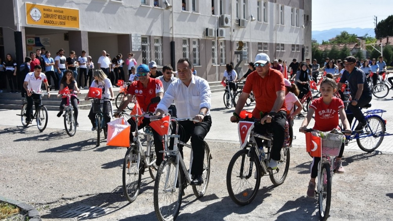 Manisa'da Başkan Besim Dutlulu öğrencilerle birlikte pedal çevirdi