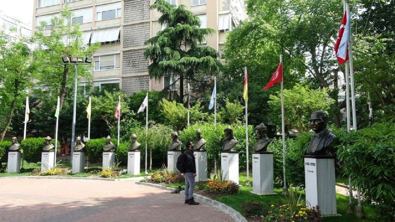 Maçka'da baltalı meczup saldırısı!
