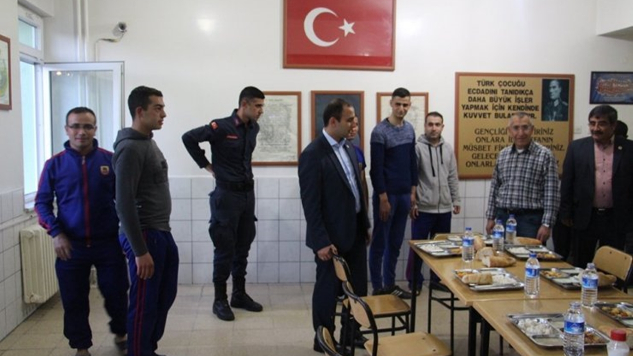 Kütahya'da İlçe protokolü askerlerle iftar yemeğinde bir araya geldi