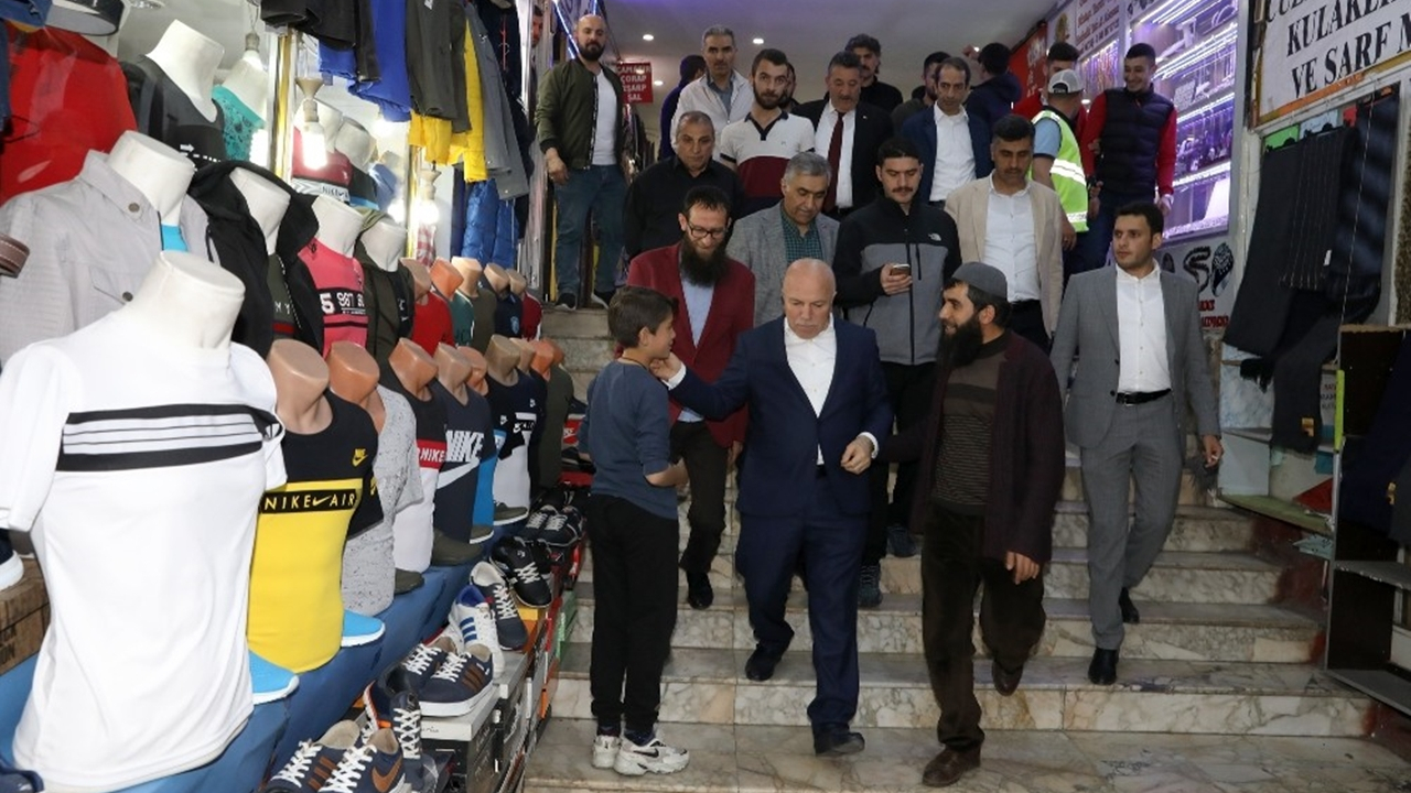 Erzurum'da Başkan Mehmet Sekmen Halk Pazarı’nı gezdi