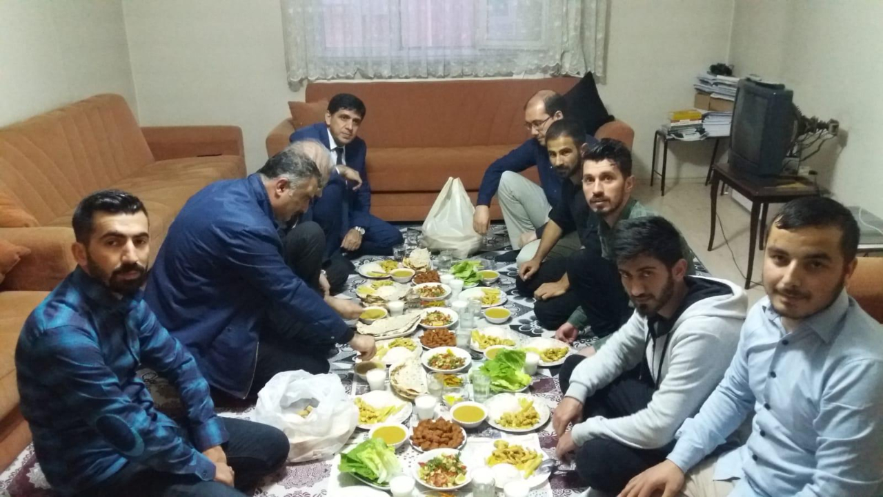 Iğdır'da Rektör Mehmet Hakkı Alma öğrenci evinde iftar açtı