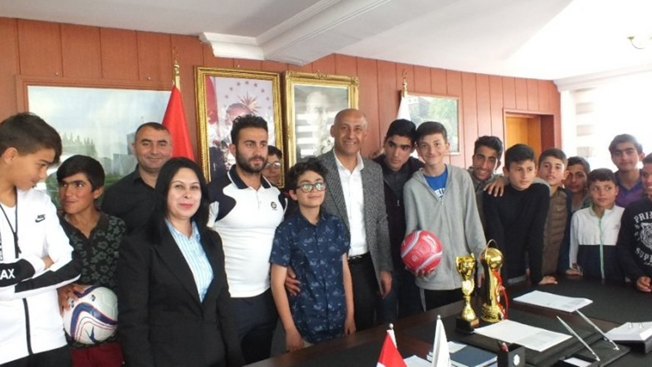 Muş'ta Başkan Cengiz Altın, başarılı sporcuları ağırladı