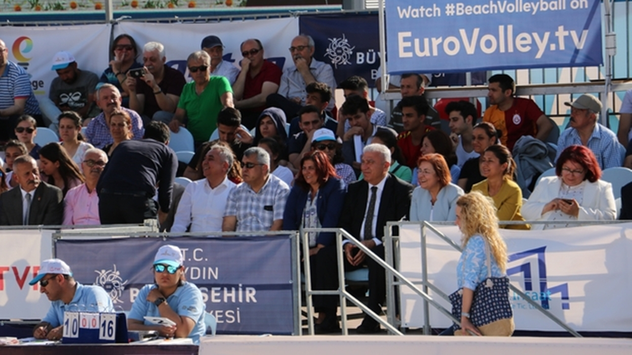 Aydın'da Başkan Özlem Çerçioğlu, plaj voleybolu heyecanına ortak oldu