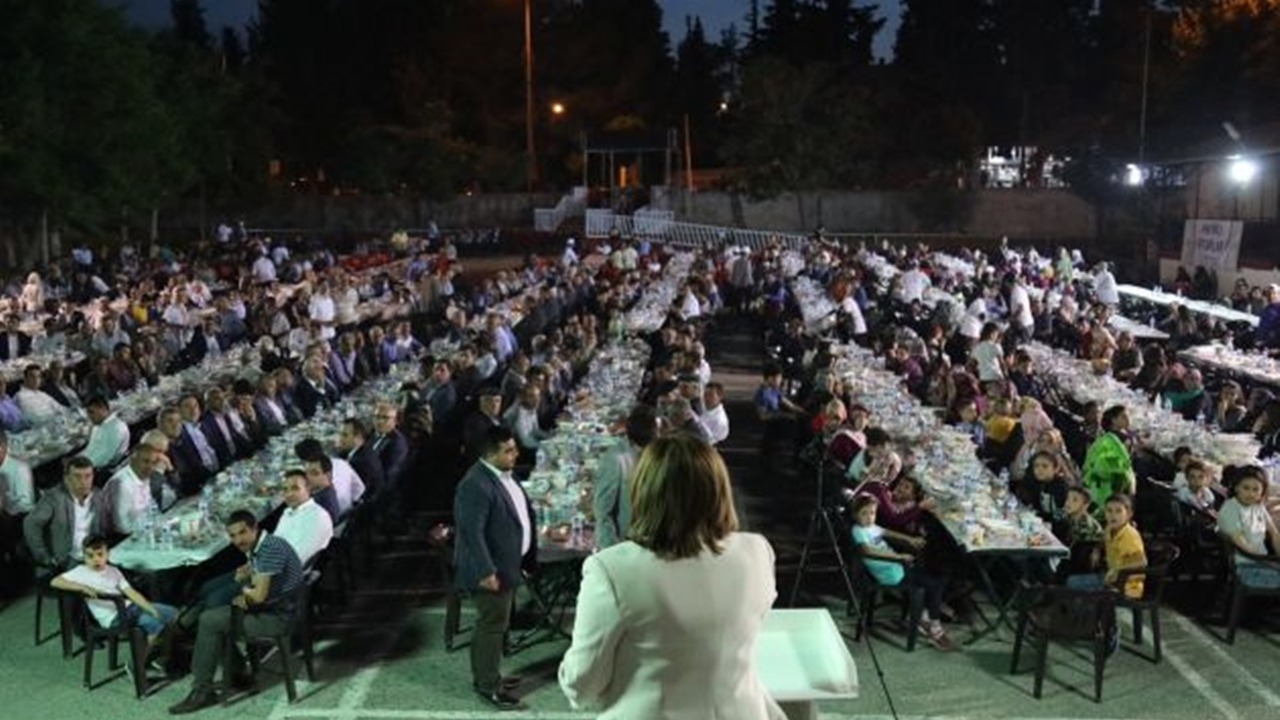 Gaziantep'te Fatma Şahin, Yavuzelilerle iftarını açtı