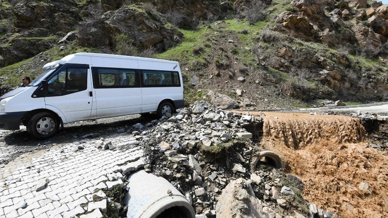 Van'da Başkan Abdurrahman Şeylan, çöken yolları inceledi