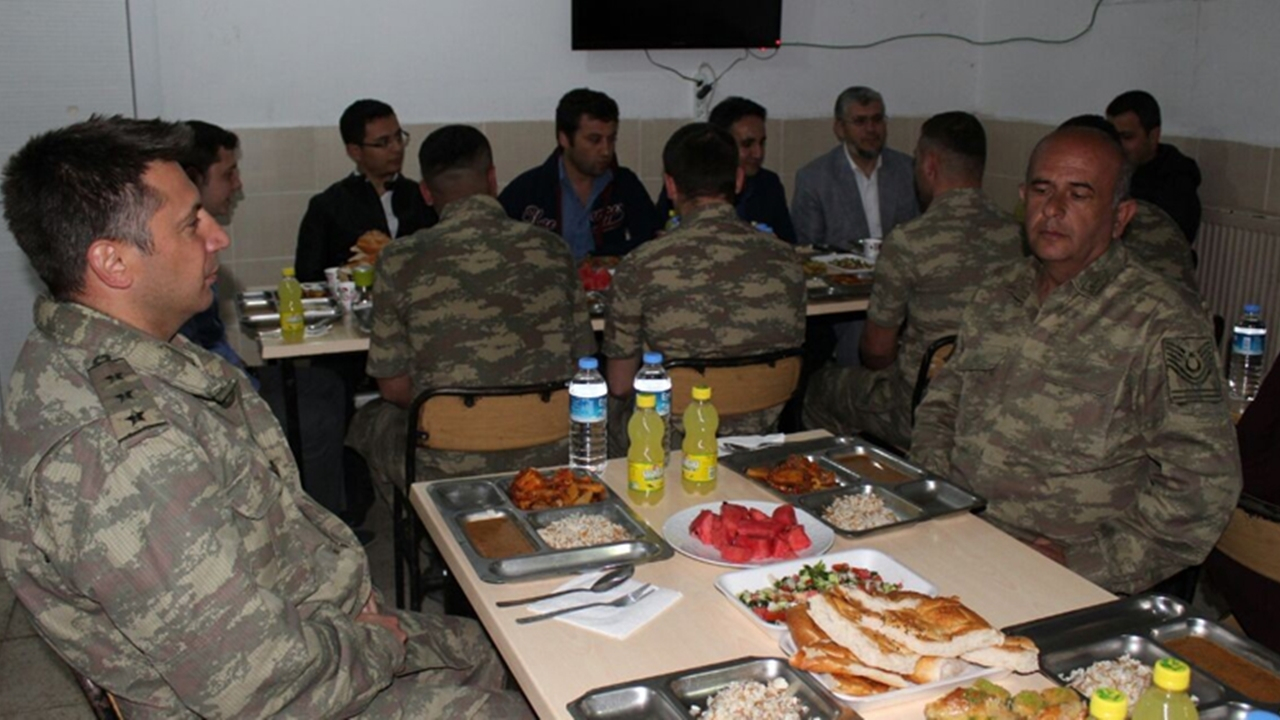 Van'da Kaymakam Tekin Dundar, Mehmetçikle iftar açtı