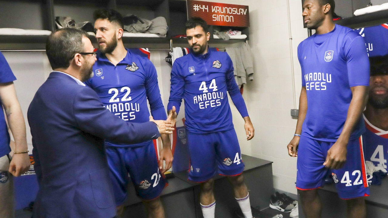 Bakan Kasapoğlu, Anadolu Efes'i tebrik etti!