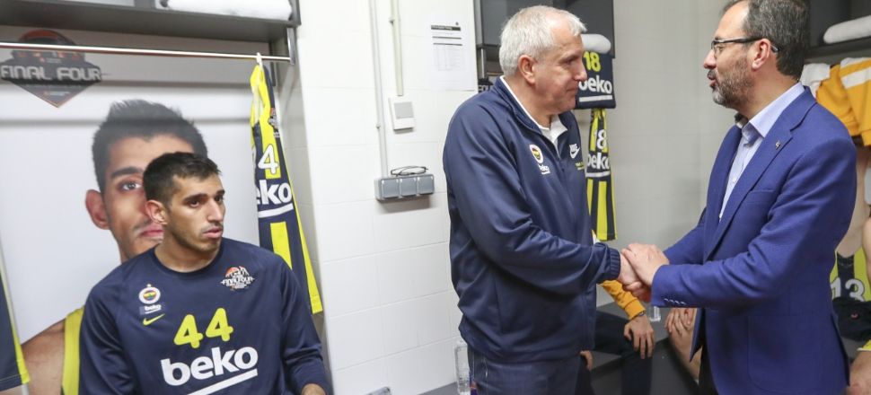 Bakan Kasapoğlu, Anadolu Efes'i tebrik etti!
