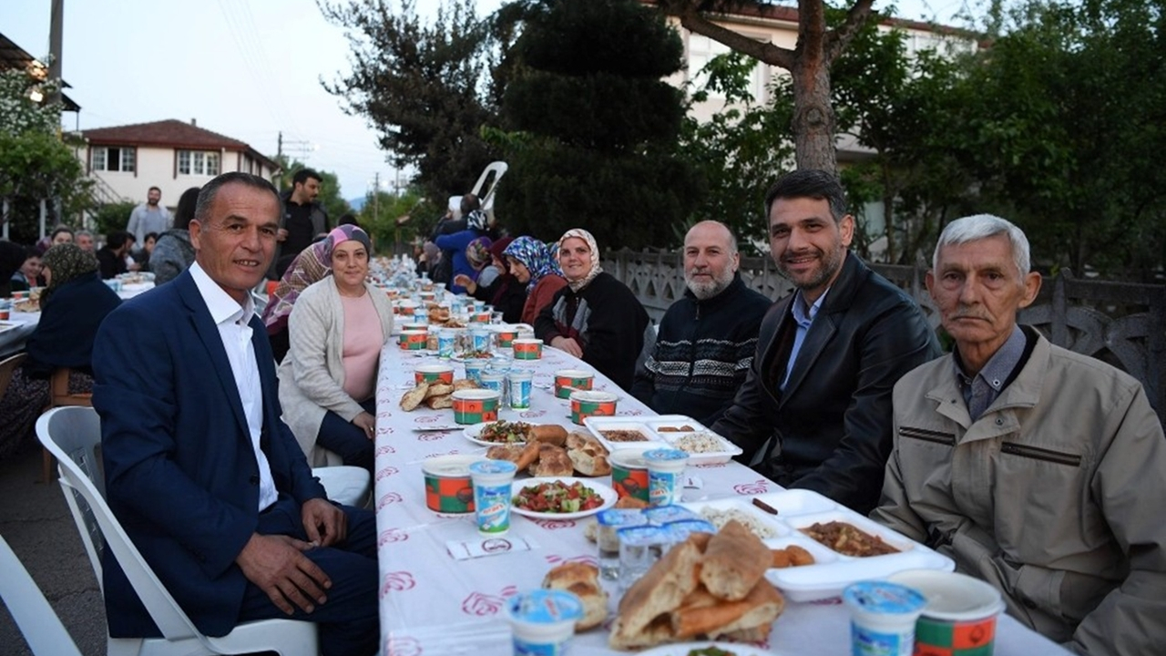 Kocaeli'de Başkan Mustafa Kocaman hemşehrilerinin iftar sofrasında