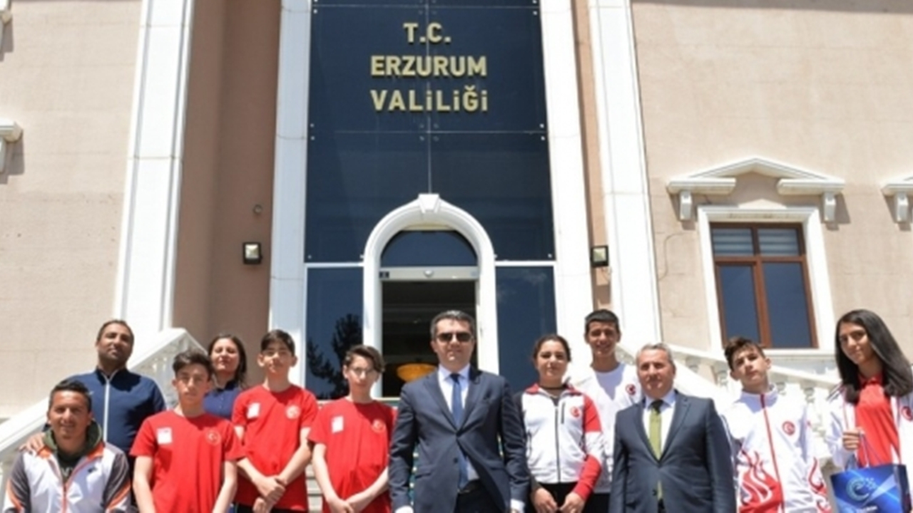 Erzurum'da başarılı sporculardan Vali Okay Memiş’e çiçek