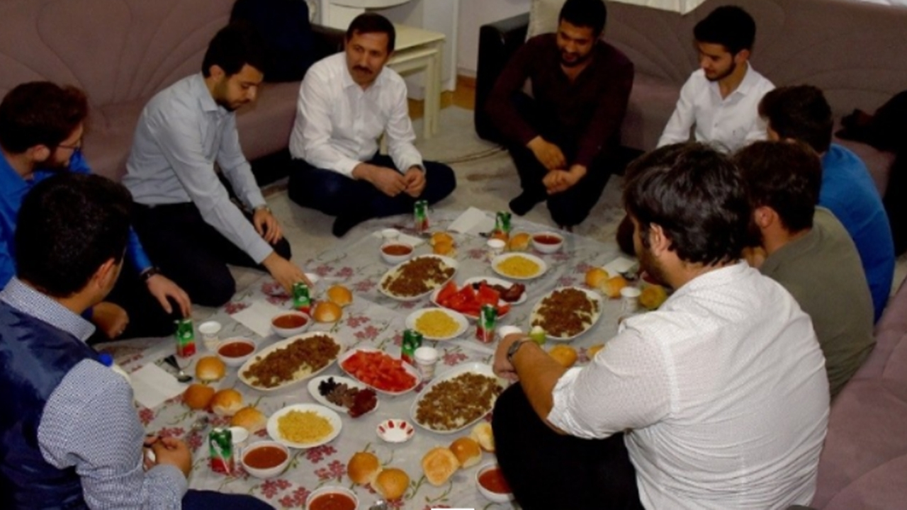 Konya'da Başkan Hasan Kılca öğrenci evinde iftar yaptı