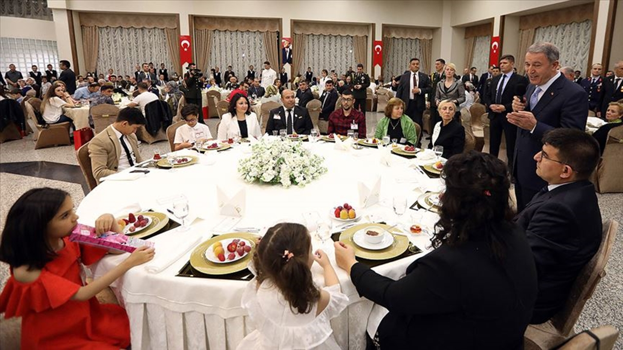 Ankara'da Bakan Hulusi Akar gaziler ve aileleriyle iftarda buluştu