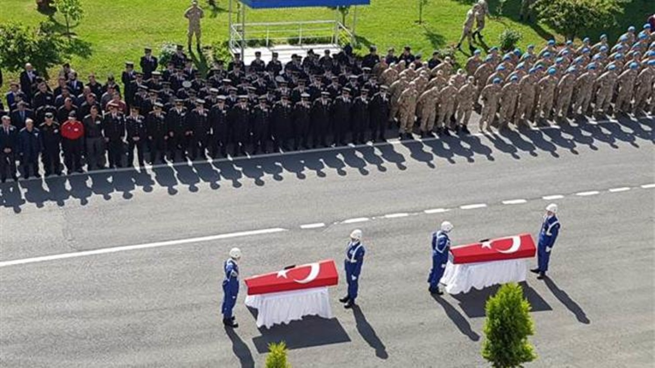 Arama çalışmasında şehit olan askerler için tören
