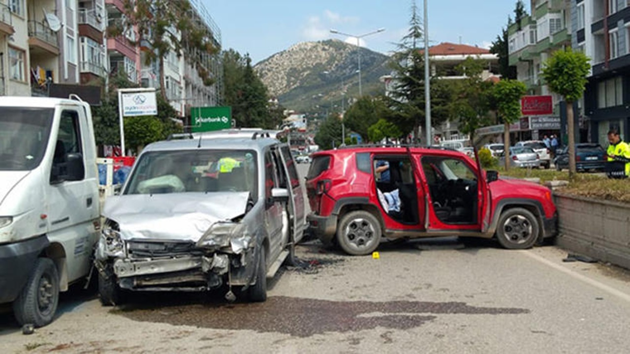 Seyir halindeyken silahla ateş açıp kaza yaptılar!