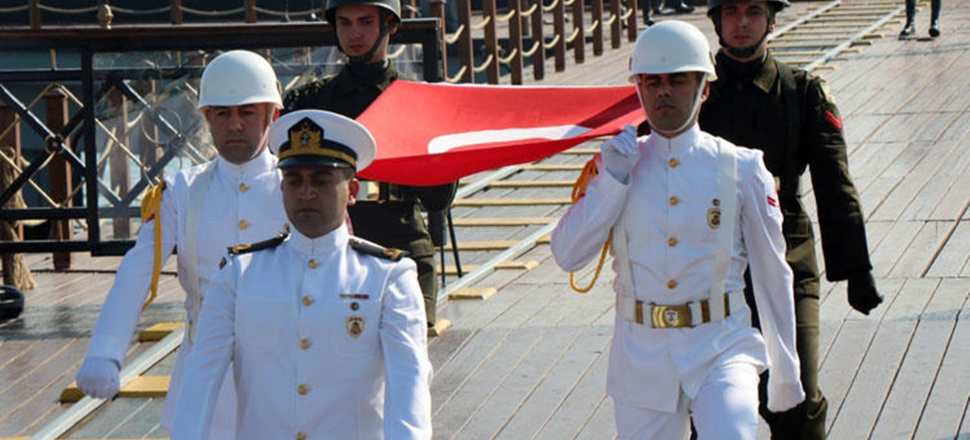 Atatürk'ü temsil eden bayrak karaya çıkarıldı!