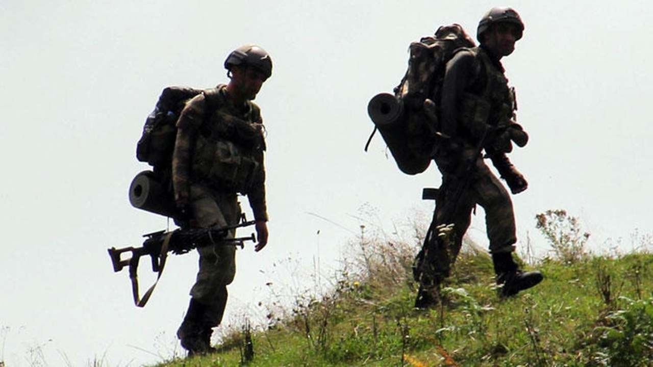 PKK'lı terörist yer gösterdi,  sığınak ve depolar imha edildi