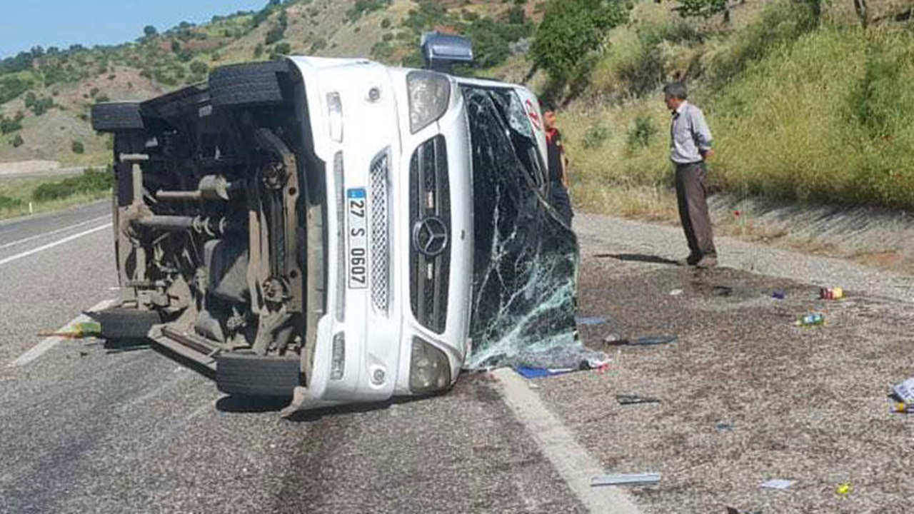 Adıyaman'da Suriyelileri taşıyan minibüs devrildi!
