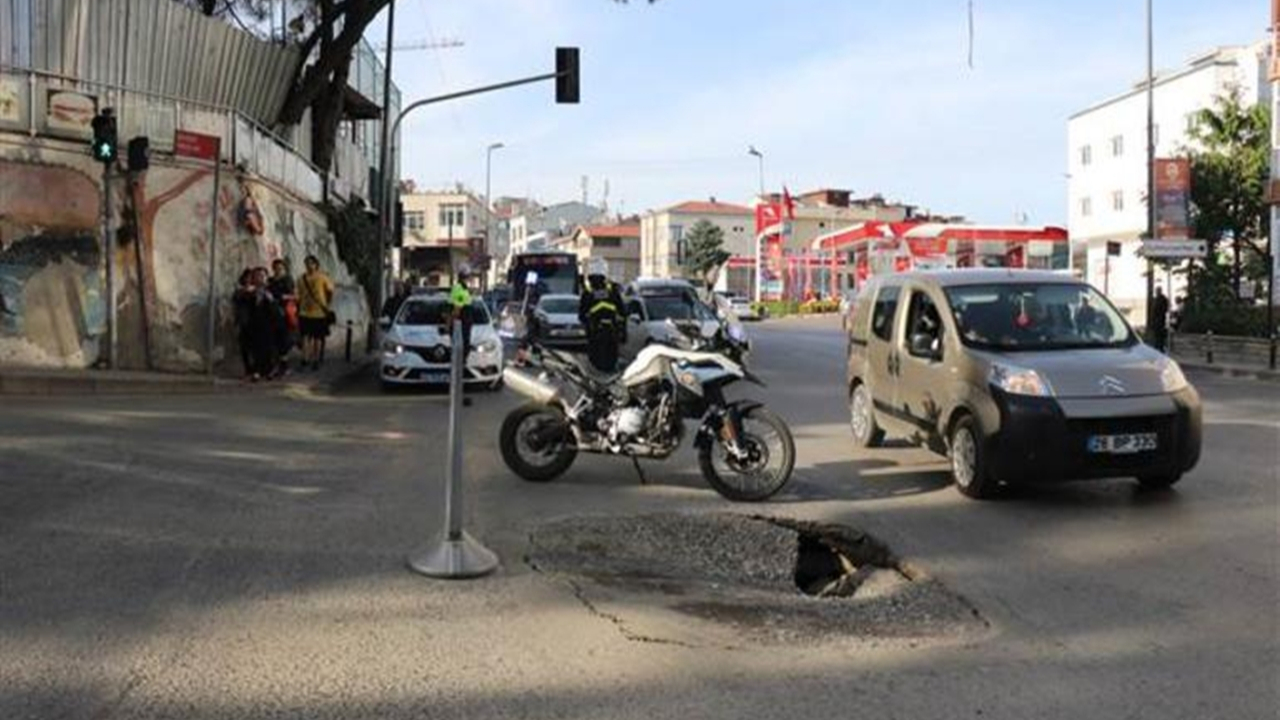 Üsküdar'da yol çöktü, trafik aksadı...